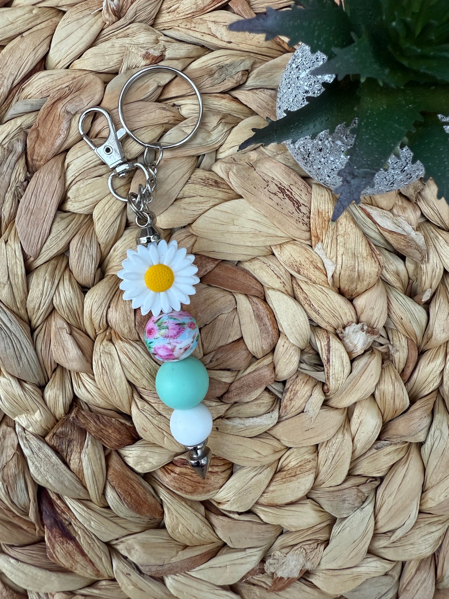 Daisy Bloom Beaded Keychain
